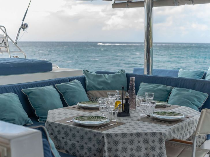 EVER III Lagoon 560 - alfresco dining set up EVER III Lagoon 560 - alfresco dining set up