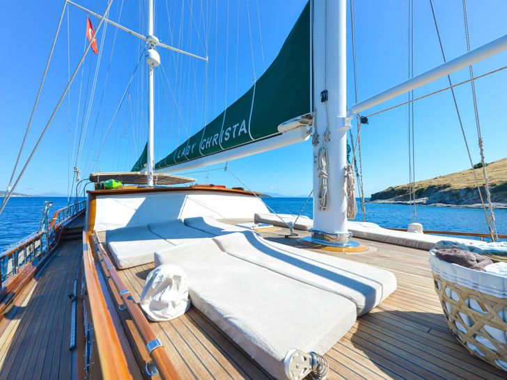 LADY CHRISTA Bodrum Shipyard 36m - bronzing area LADY CHRISTA Bodrum Shipyard 36m - bronzing area