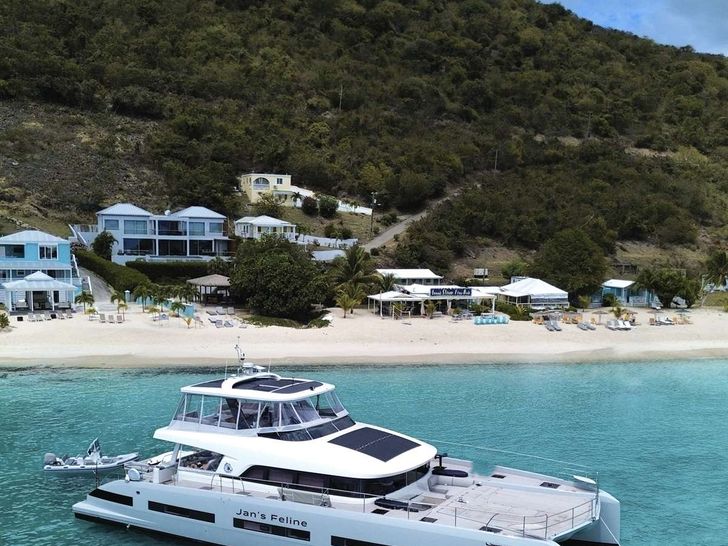 JAN'S FELINE Lagoon Seventy 8 - Anchored at an Island JAN'S FELINE Lagoon Seventy 8 - Anchored at an Island