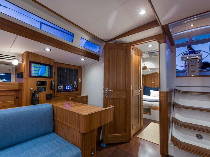 CIRRUS Sailing Yacht 68ft - navigation center CIRRUS Sailing Yacht 68ft - navigation center