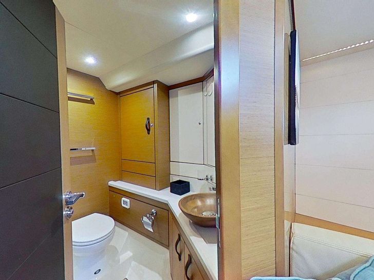 BODHISATTVA Jeanneau 64 - cabin 1 bathroom BODHISATTVA Jeanneau 64 - cabin 1 bathroom
