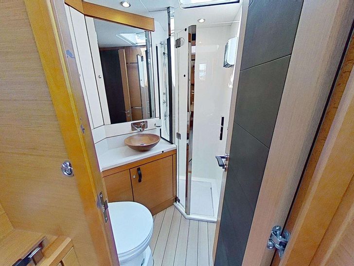 BODHISATTVA Jeanneau 64 - cabin 2 bathroom BODHISATTVA Jeanneau 64 - cabin 2 bathroom