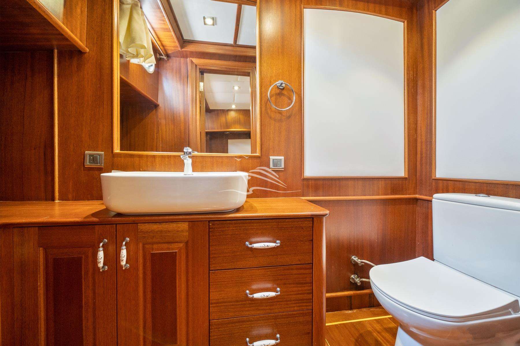QUESTA VITA Custom Gulet 32m - master cabin bathroom