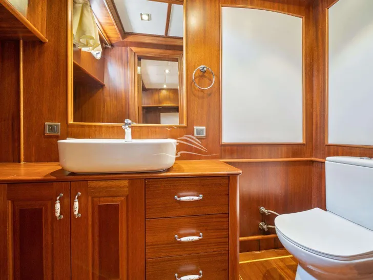QUESTA VITA Custom Gulet 32m - master cabin bathroom QUESTA VITA Custom Gulet 32m - master cabin bathroom
