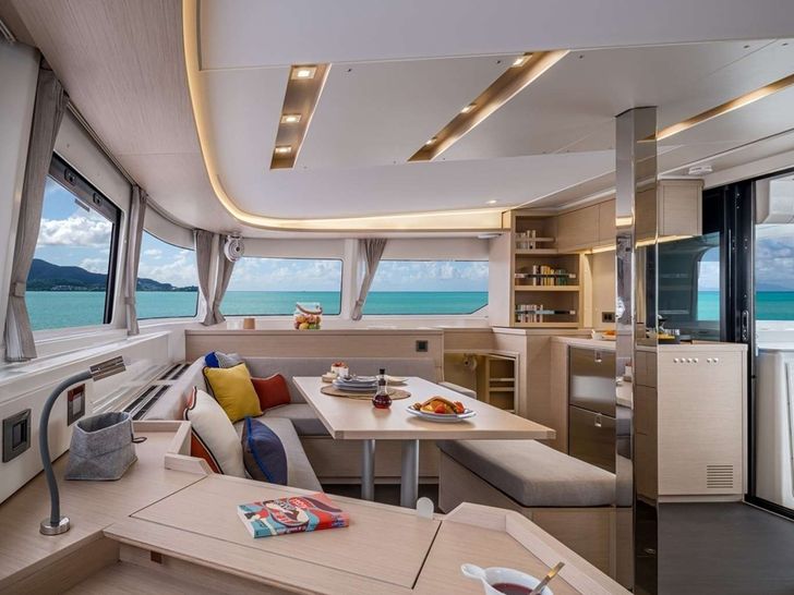 ZALINA Lagoon 46 - saloon ZALINA Lagoon 46 - saloon