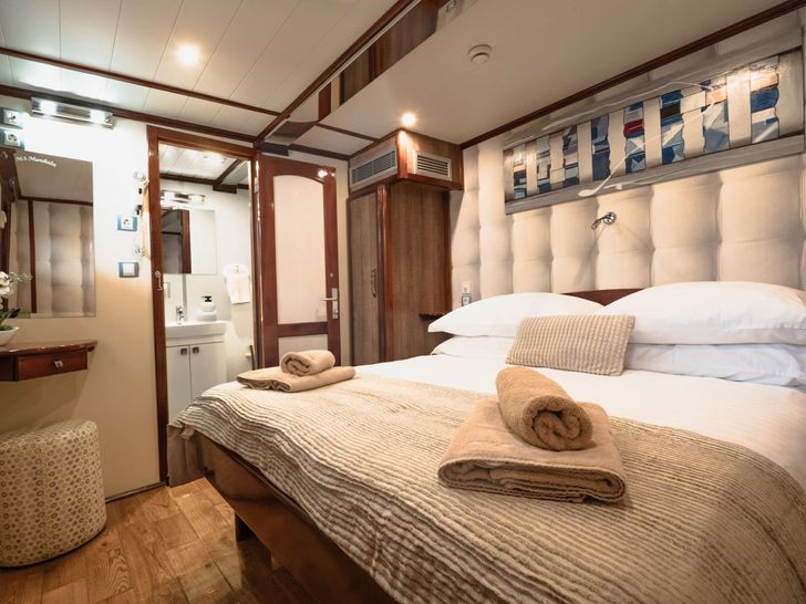 MENDULA Custom Sailing Yacht 41m - master cabin bed MENDULA Custom Sailing Yacht 41m - master cabin bed