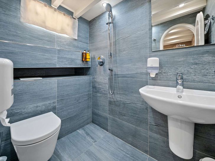 ANDEO Custom 27m - master cabin bathroom ANDEO Custom 27m - master cabin bathroom