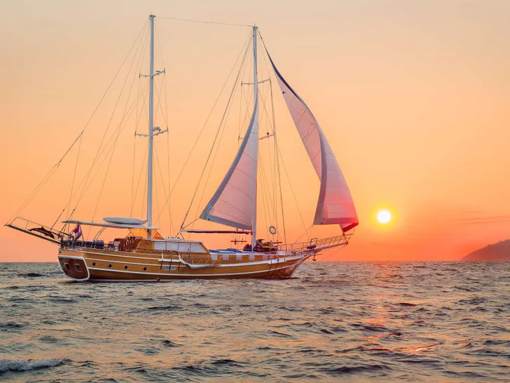 ANDEO Custom 27m - sailing under the sunset ANDEO Custom 27m - sailing under the sunset