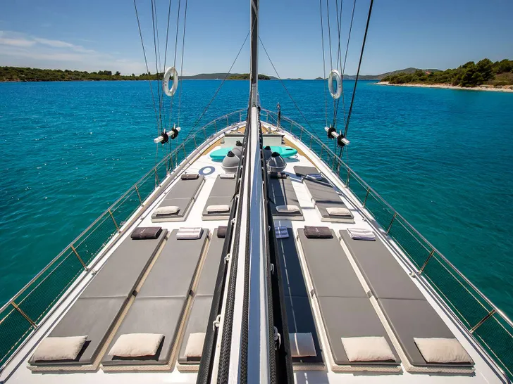 ANDEO Custom 27m - foredeck sunbathing pads ANDEO Custom 27m - foredeck sunbathing pads