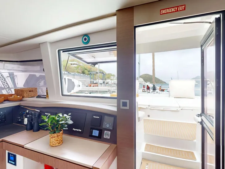 MY MARINA Bali 4.8 - control center with door to the foredeck MY MARINA Bali 4.8 - control center with door to the foredeck