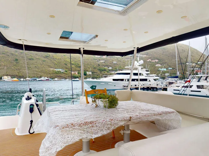 MY MARINA Bali 4.8 - flybridge dining lounge MY MARINA Bali 4.8 - flybridge dining lounge