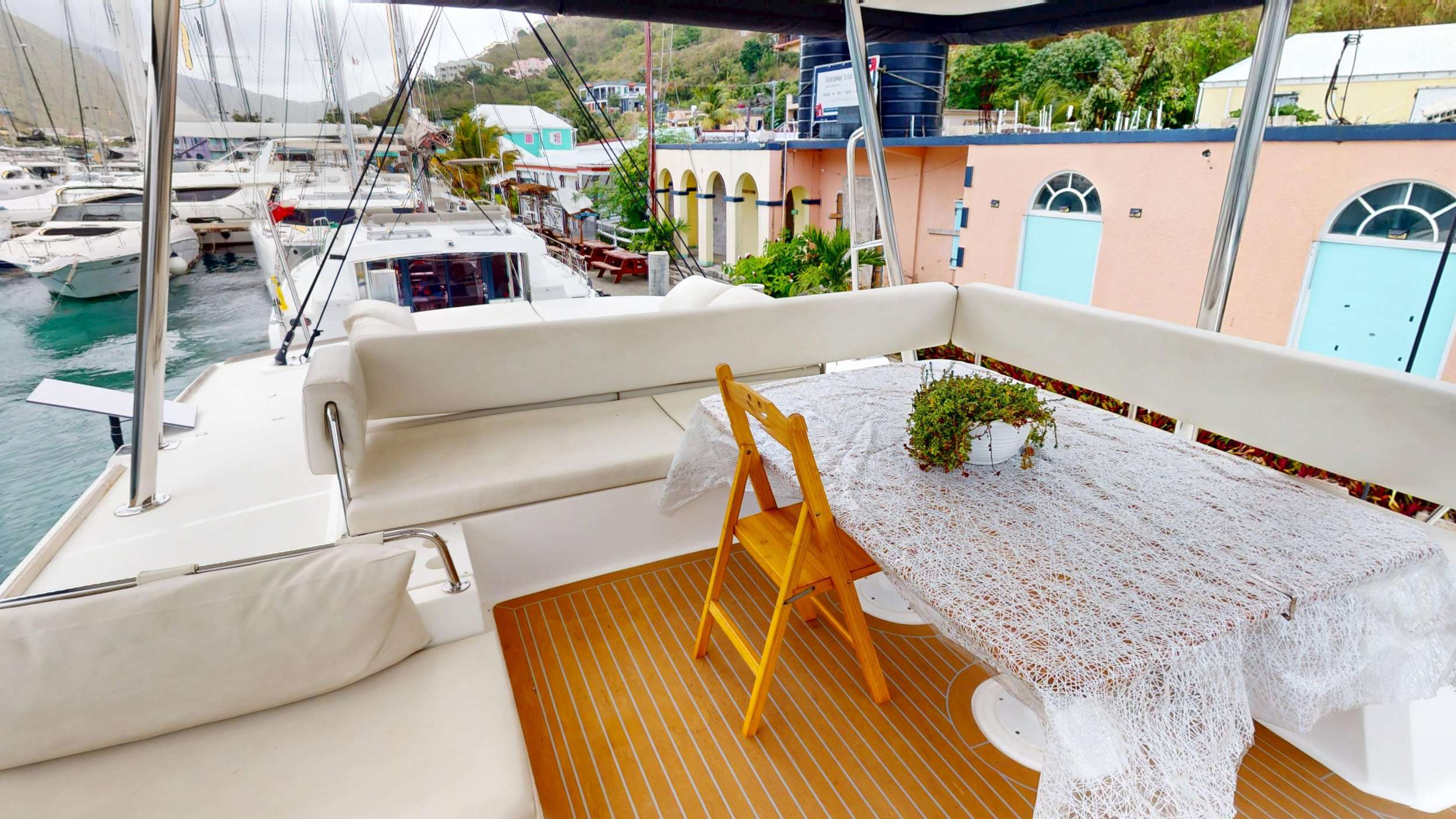 MY MARINA Bali 4.8 - flybridge lounge