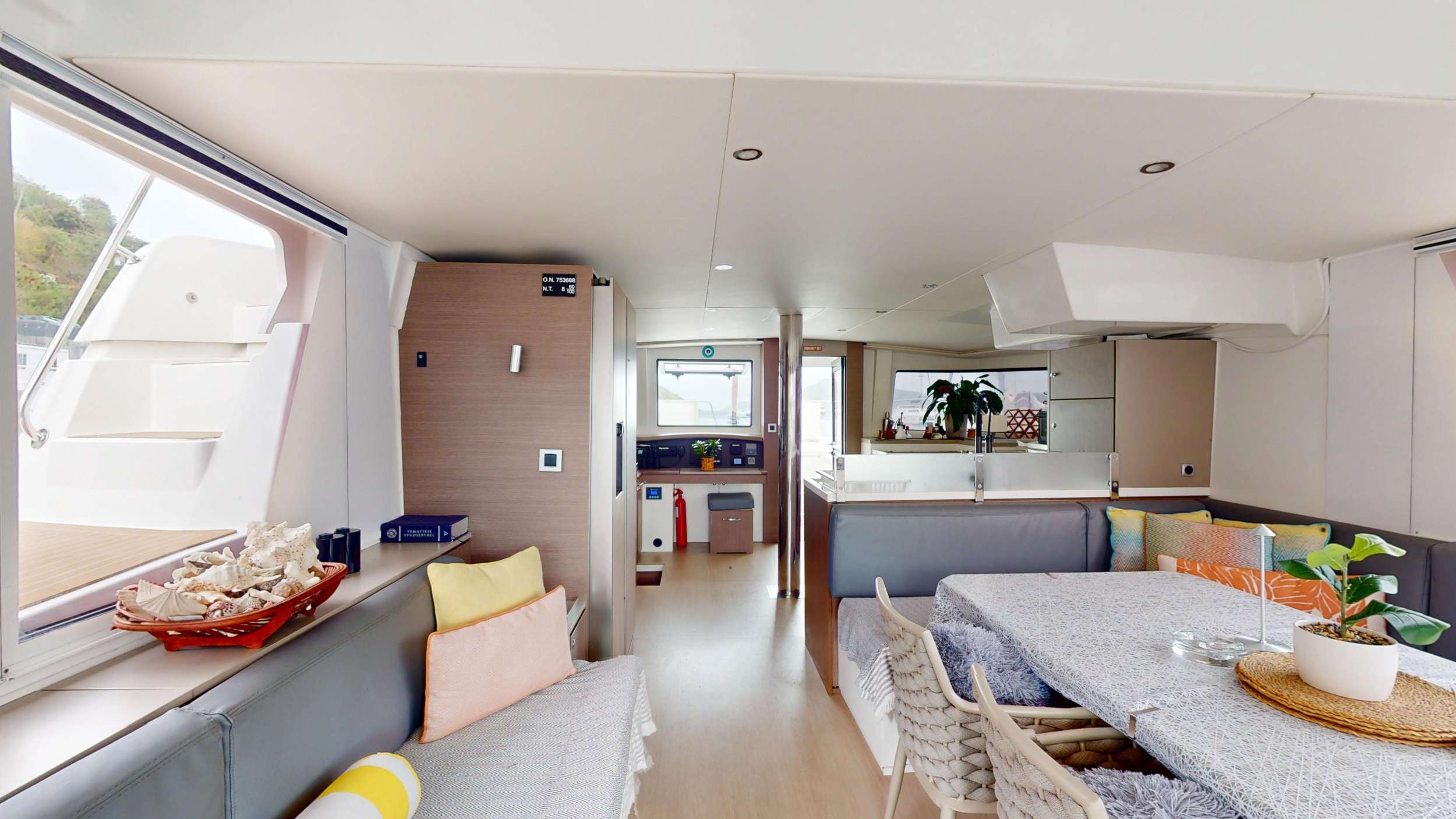 MY MARINA Bali 4.8 - saloon lounge and dining area