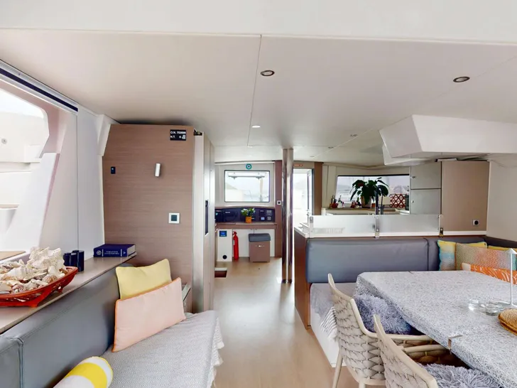 MY MARINA Bali 4.8 - saloon lounge and dining area MY MARINA Bali 4.8 - saloon lounge and dining area