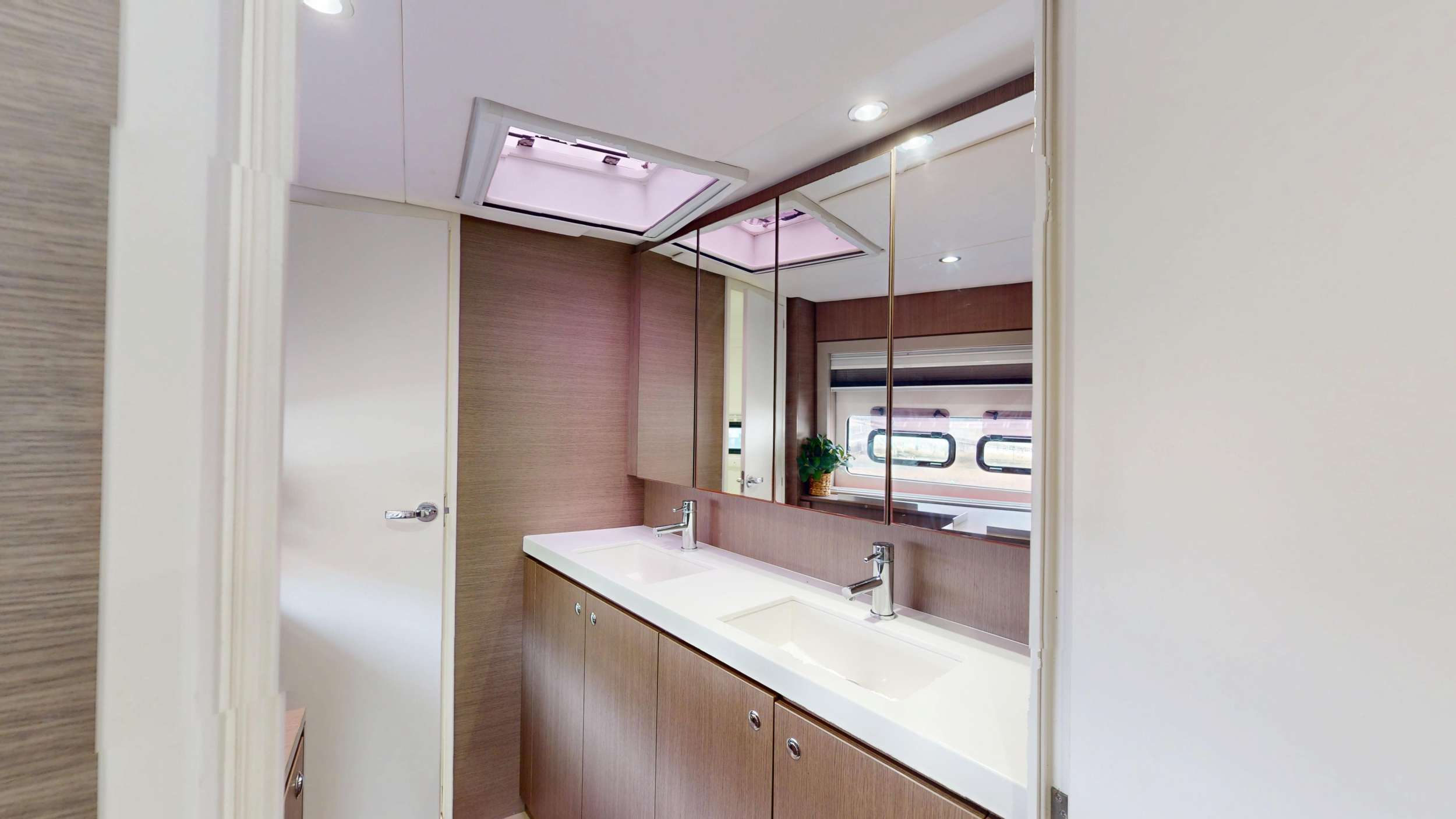 MY MARINA Bali 4.8 - master cabin bathroom