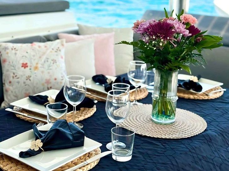 AMURA Lagoon 560 - dining set up AMURA Lagoon 560 - dining set up