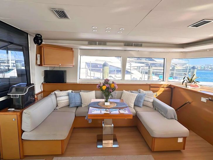 AMURA Lagoon 560 - saloon AMURA Lagoon 560 - saloon