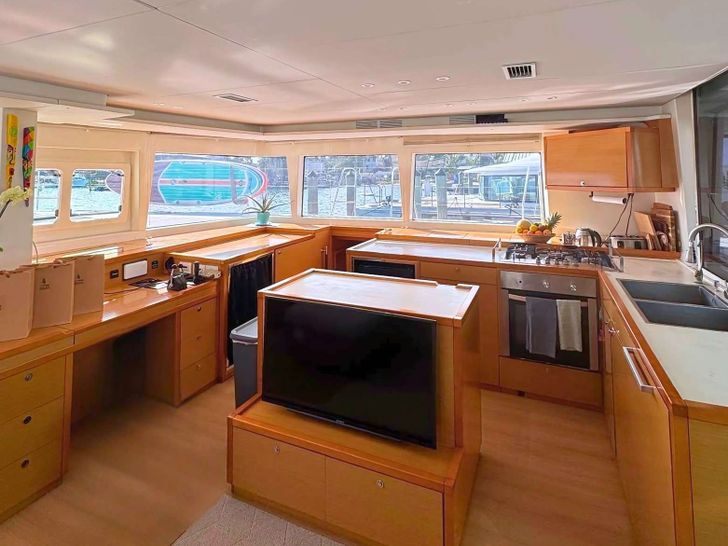 AMURA Lagoon 560 - galley AMURA Lagoon 560 - galley