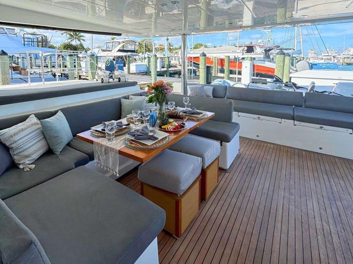 AMURA Lagoon 560 - alfresco dining area AMURA Lagoon 560 - alfresco dining area