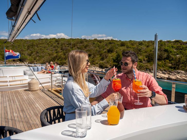 ANIMA MARIS Custom Motor Sailer 49m - guests enjoying refreshing drinks onboard ANIMA MARIS Custom Motor Sailer 49m - guests enjoying refreshing drinks onboard