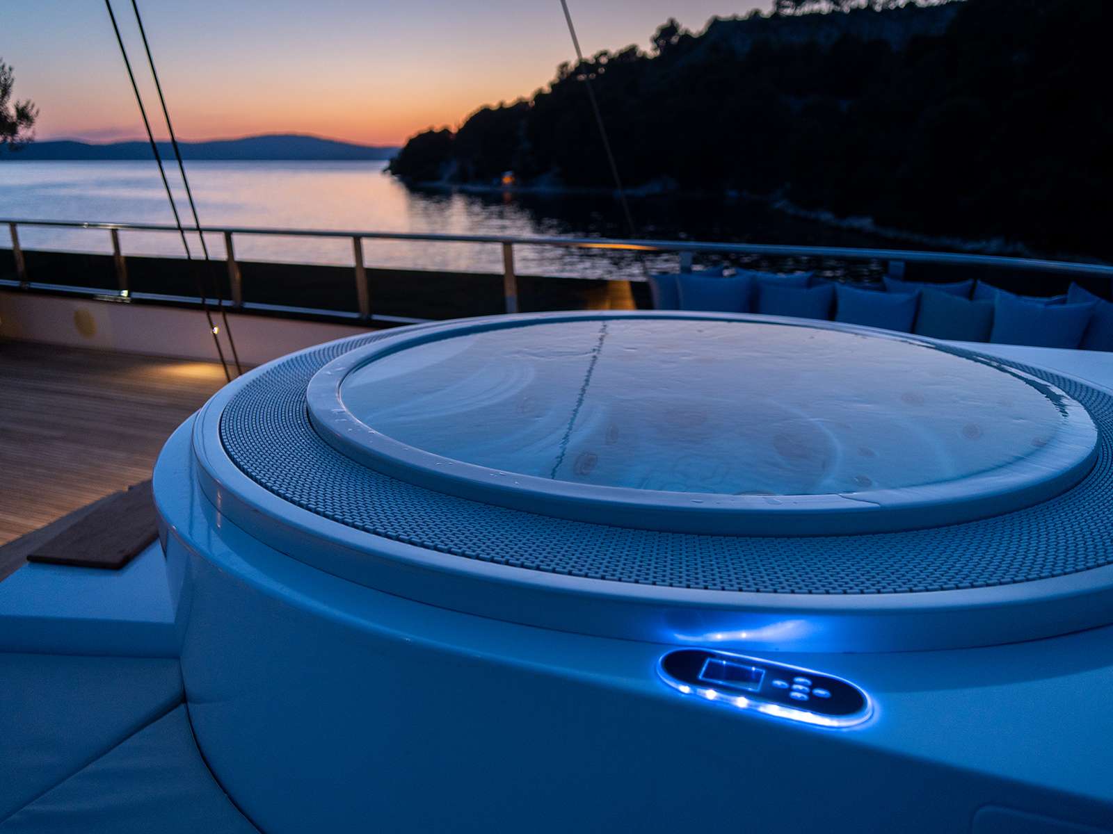 ANIMA MARIS Custom Motor Sailer 49m - jacuzzi at night