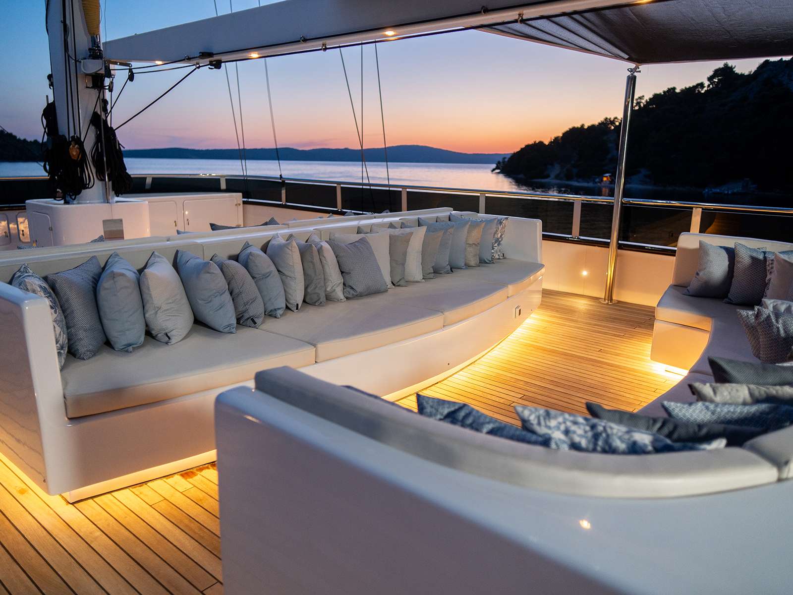 ANIMA MARIS Custom Motor Sailer 49m - sundeck lounge