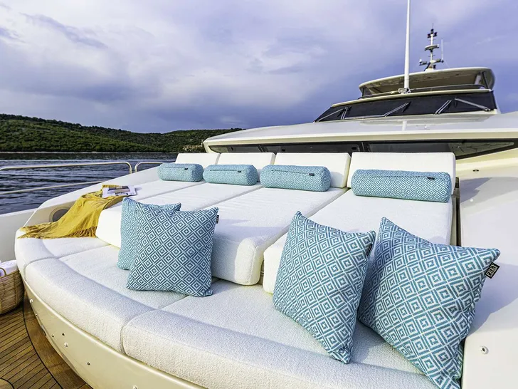 ARAGO Sunseeker 34m - foredeck lounge and sunbathing area ARAGO Sunseeker 34m - foredeck lounge and sunbathing area