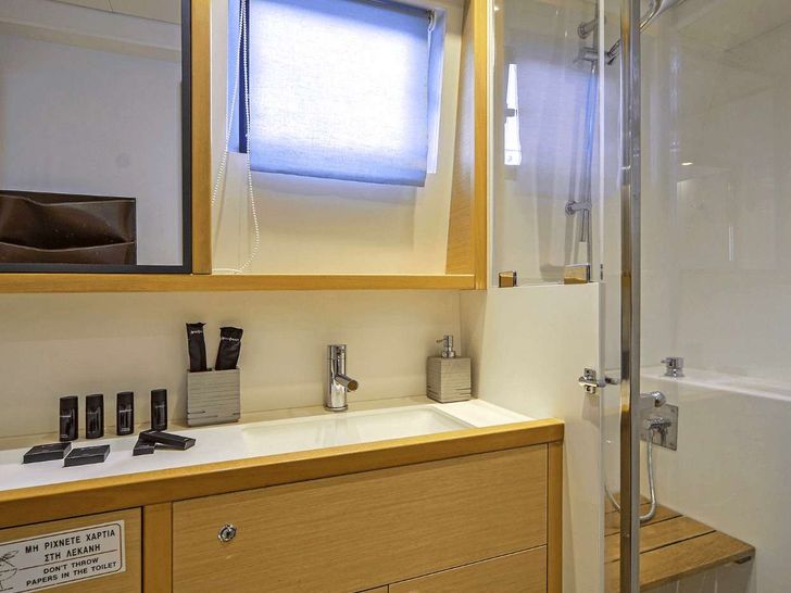 AURA Lagoon 560 - master cabin bathroom AURA Lagoon 560 - master cabin bathroom