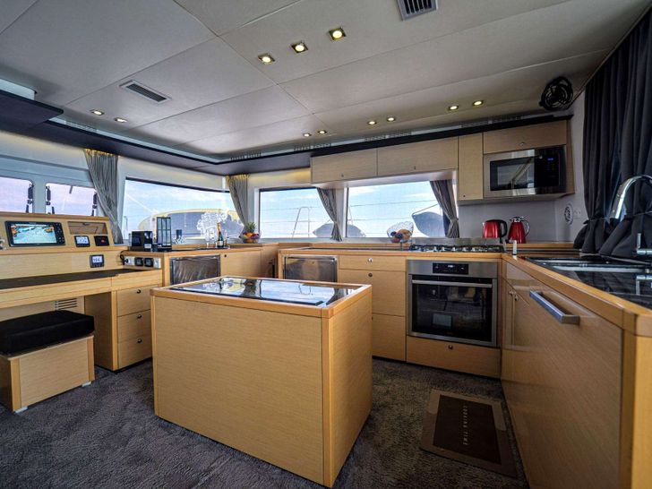 AURA Lagoon 560 - galley AURA Lagoon 560 - galley