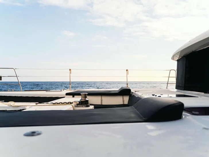 AURA Lagoon 560 - foredeck lounge AURA Lagoon 560 - foredeck lounge
