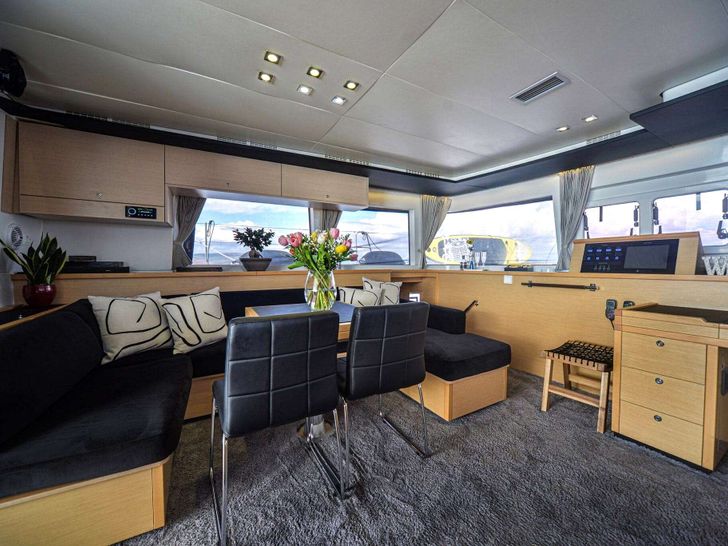AURA Lagoon 560 - saloon AURA Lagoon 560 - saloon