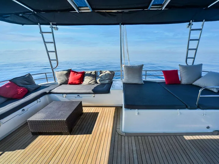 AURA Lagoon 560 - flybridge AURA Lagoon 560 - flybridge