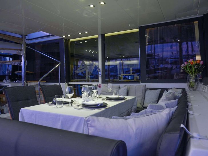 AURA Lagoon 560 - aft deck alfresco dining area AURA Lagoon 560 - aft deck alfresco dining area