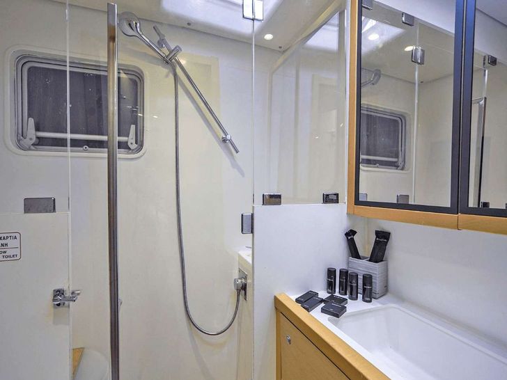 AURA Lagoon 560 - VIP cabin 2 bathroom AURA Lagoon 560 - VIP cabin 2 bathroom