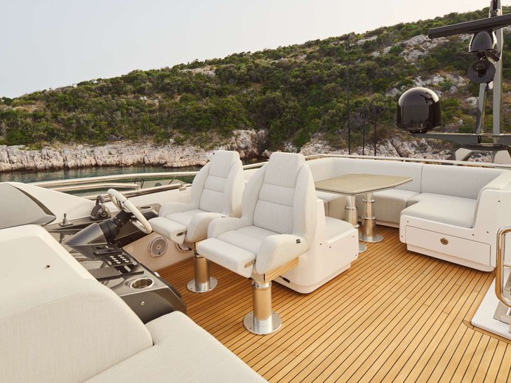 MYNE Azimut S8 - flybridge MYNE Azimut S8 - flybridge