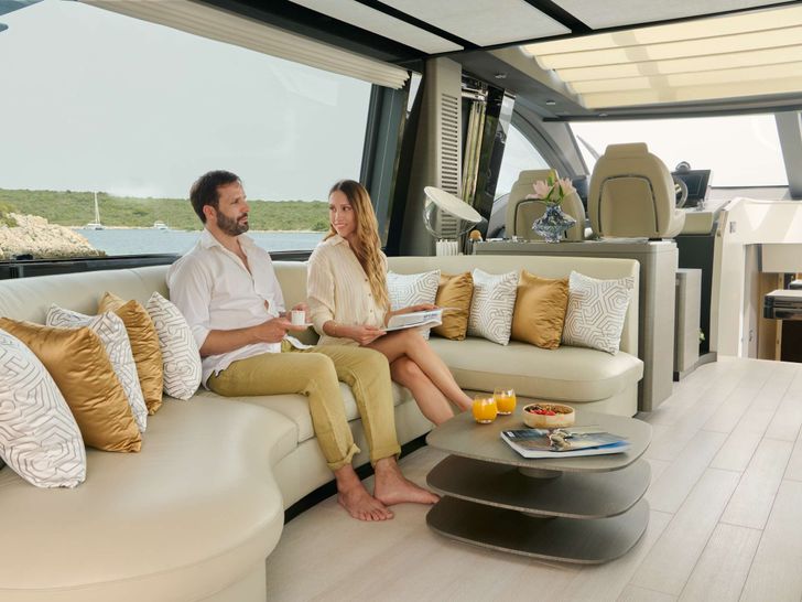 MYNE Azimut S8 - guests in the saloon MYNE Azimut S8 - guests in the saloon