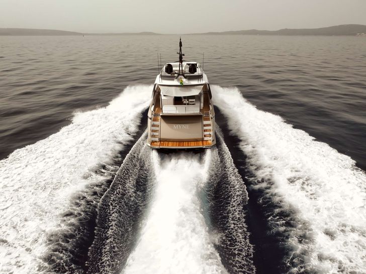 MYNE Azimut S8 - cruising aft shot MYNE Azimut S8 - cruising aft shot