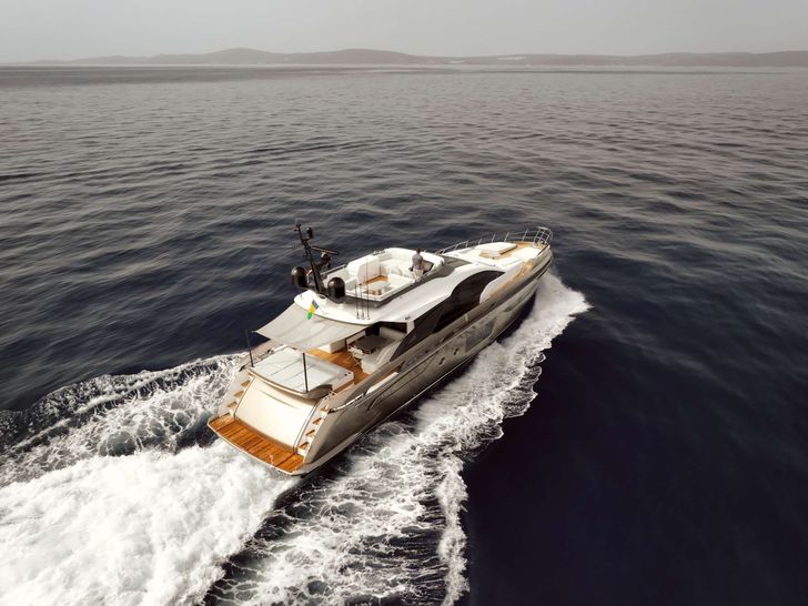 MYNE Azimut S8 - cruising other angle MYNE Azimut S8 - cruising other angle