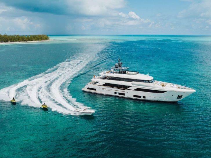 EROS Ferretti Custom Line Navetta 37 - profile EROS Ferretti Custom Line Navetta 37 - profile