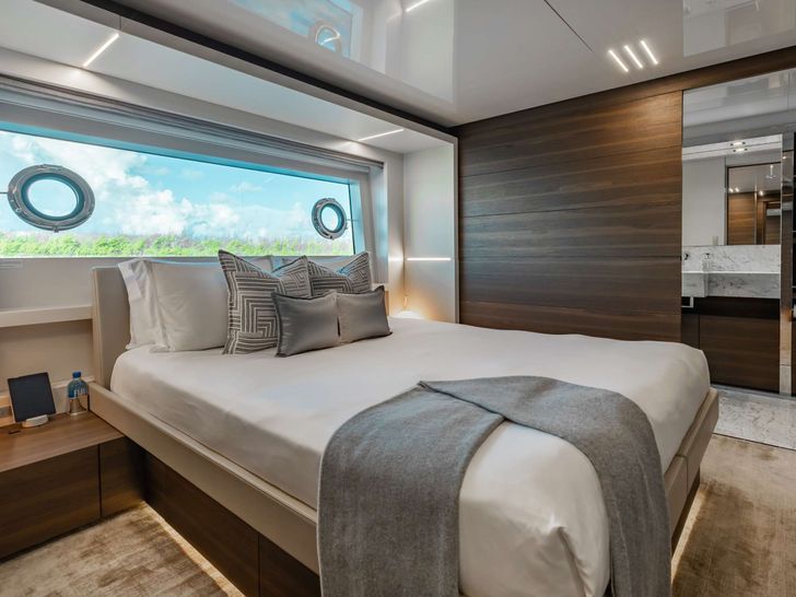 EROS Ferretti Custom Line Navetta 37 - VIP cabin 2 EROS Ferretti Custom Line Navetta 37 - VIP cabin 2