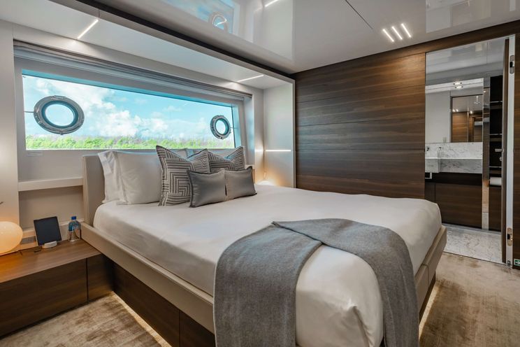 Charter Yacht EROS - Ferretti Custom Line Navetta 37 - 5 Cabins - Nassau - Exumas - Bahamas