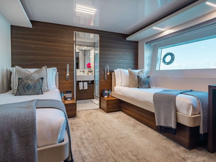 EROS Ferretti Custom Line Navetta 37 - twin cabin 2 EROS Ferretti Custom Line Navetta 37 - twin cabin 2