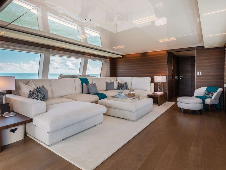 EROS Ferretti Custom Line Navetta 37 - sky lounge EROS Ferretti Custom Line Navetta 37 - sky lounge