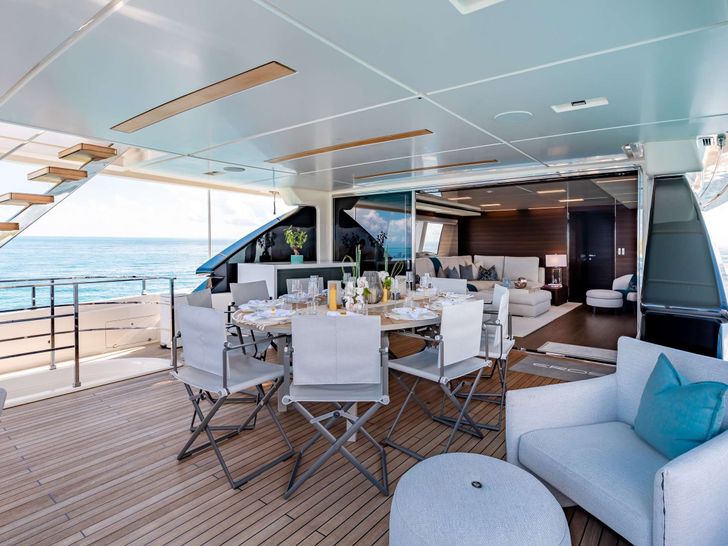 EROS Ferretti Custom Line Navetta 37 - sky deck EROS Ferretti Custom Line Navetta 37 - sky deck