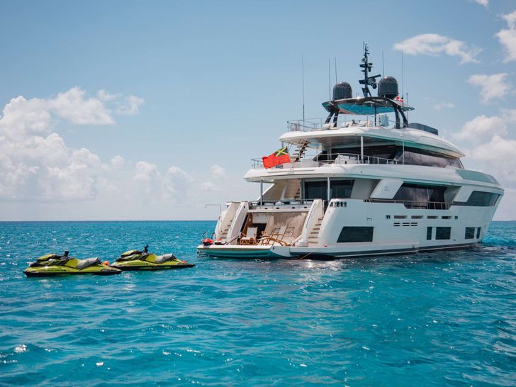 EROS Ferretti Custom Line Navetta 37 - aft shot EROS Ferretti Custom Line Navetta 37 - aft shot