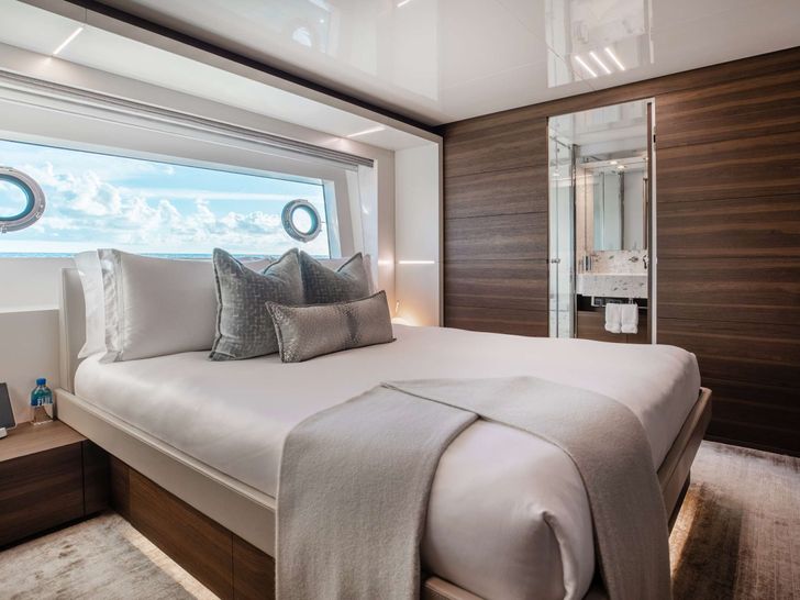 EROS Ferretti Custom Line Navetta 37 - VIP cabin 1 EROS Ferretti Custom Line Navetta 37 - VIP cabin 1