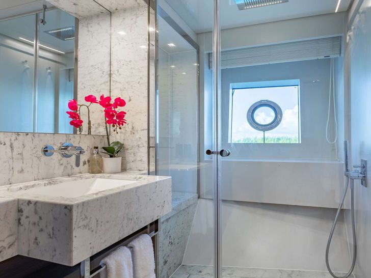 EROS Ferretti Custom Line Navetta 37 - VIP cabin 1 bathroom EROS Ferretti Custom Line Navetta 37 - VIP cabin 1 bathroom