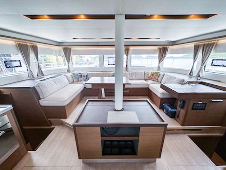 EXTRA NAUTI Lagoon 50 - saloon seating EXTRA NAUTI Lagoon 50 - saloon seating