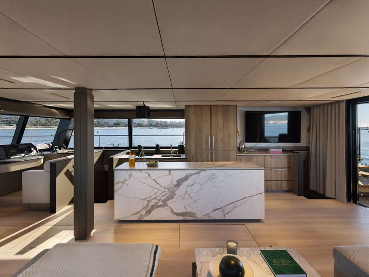 FULL MOON Moon Yacht 60 - saloon bar FULL MOON Moon Yacht 60 - saloon bar