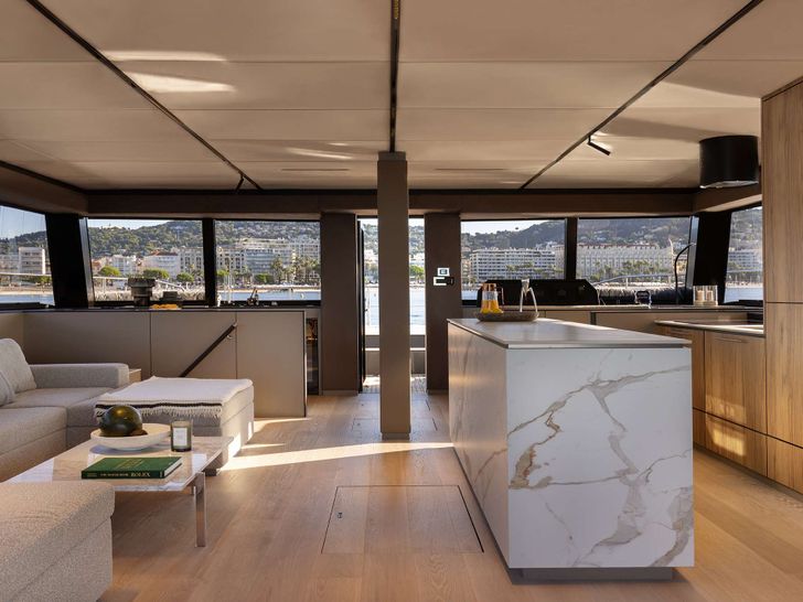 FULL MOON Moon Yacht 60 - saloon seating and bar FULL MOON Moon Yacht 60 - saloon seating and bar